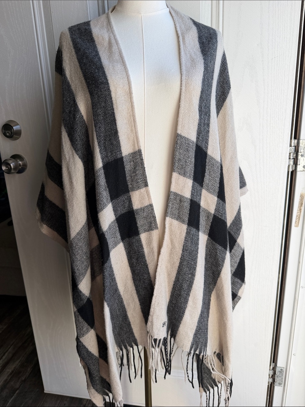 Banana Republic Classic Flowy Beige and Black Plaid Throw Winter Boho Fall Wrap